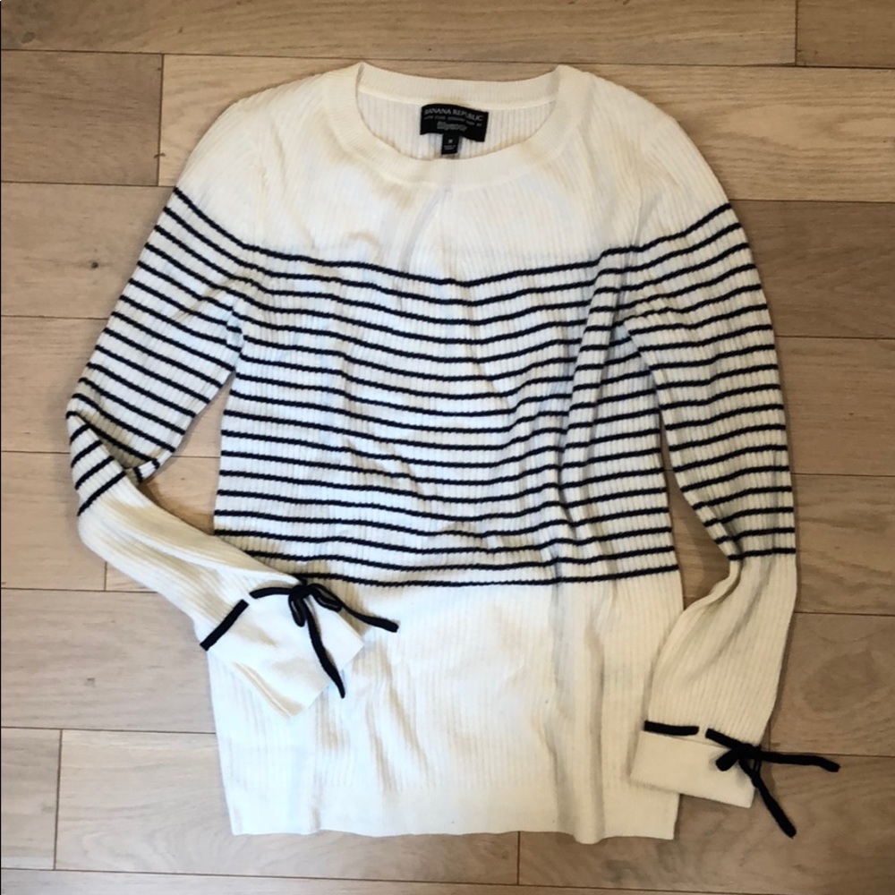 NWOT Women’s Banana Republic Sweater w/ Tie detail